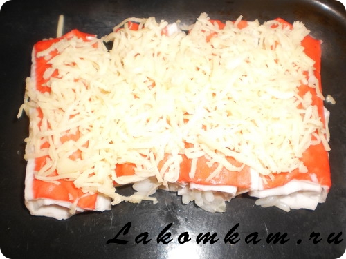 Закуска Крабовые палочки, фаршированные рисом и запечённые под сыром