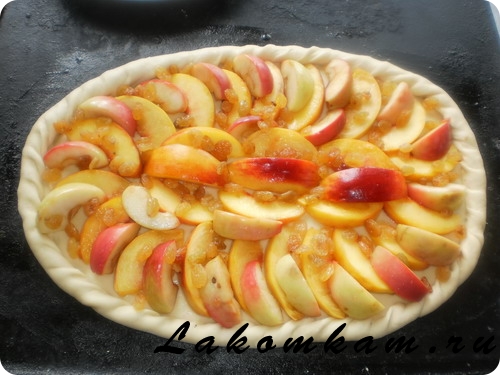 Выпечка Полузакрытый пирог из дрожжевого теста с яблоками