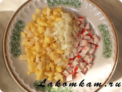 Блюдо из овощей Манты с крабовыми палочками и картофелем