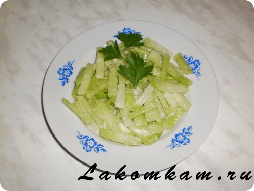 Салат Из зелёной  редьки с растительным маслом