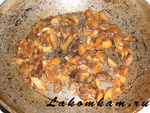 Блюдо из мяса Жаркое из курицы с грибами в горшочках
