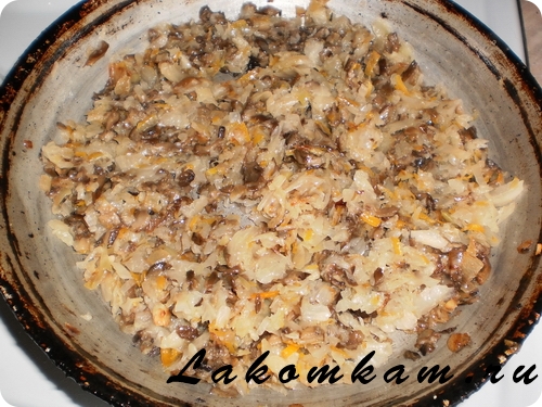 Мучное блюдо Вареники с капустой и грибами