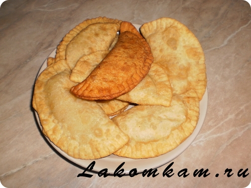 Мучное блюдо Чебуреки с картошкой и печенью