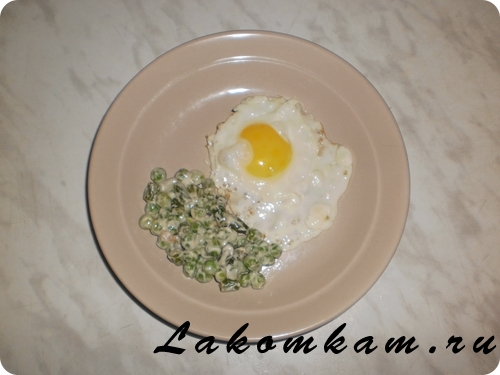 Закуска Яичница- глазунья с гарниром из зелёного горошка