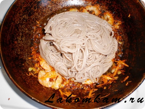 Мучное блюдо Гречневая лапша с креветками