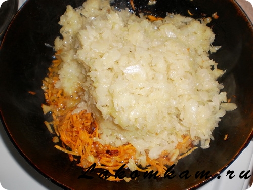 Мучное блюдо Чебуреки с капустой