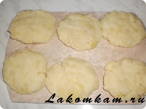 Зразы из картофеля с огурцами