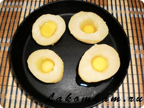 Картошка запечённая с перепелиными яйцами
