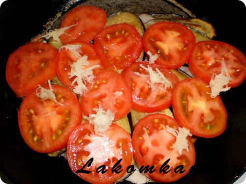 Куриная грудка, запечённая с баклажанами и помидорами