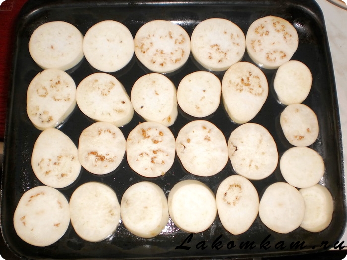 Запеченные белые баклажаны с сыром и помидорами