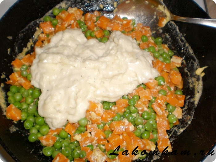 Морковь с зелёным горошком в соусе Бешамель