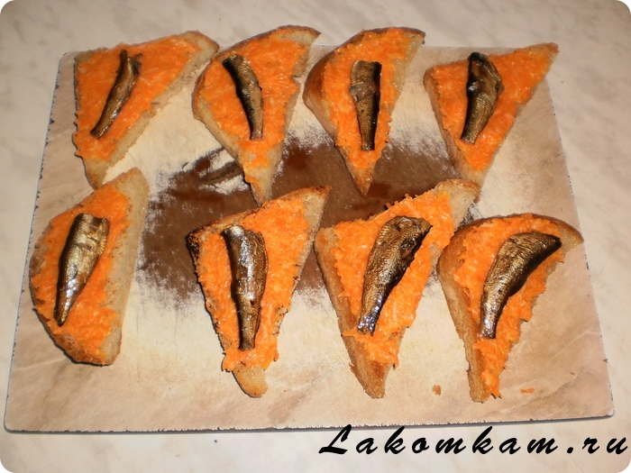 Бутерброды с морковью и шпротами