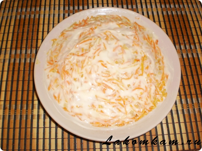 Слоеный салат со шпротами, сыром и яйцами