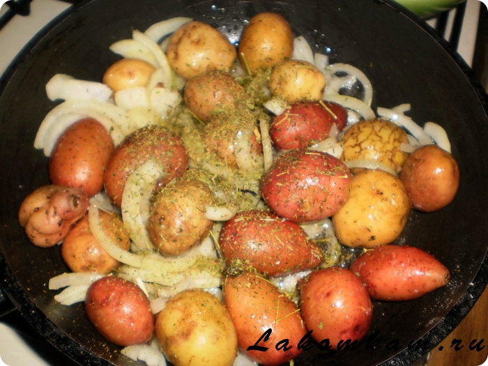 Мелкая картошка в мундире с луком и зеленью