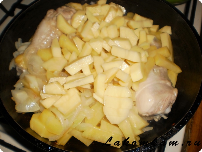 Тушеная курица с овощами в сковороде