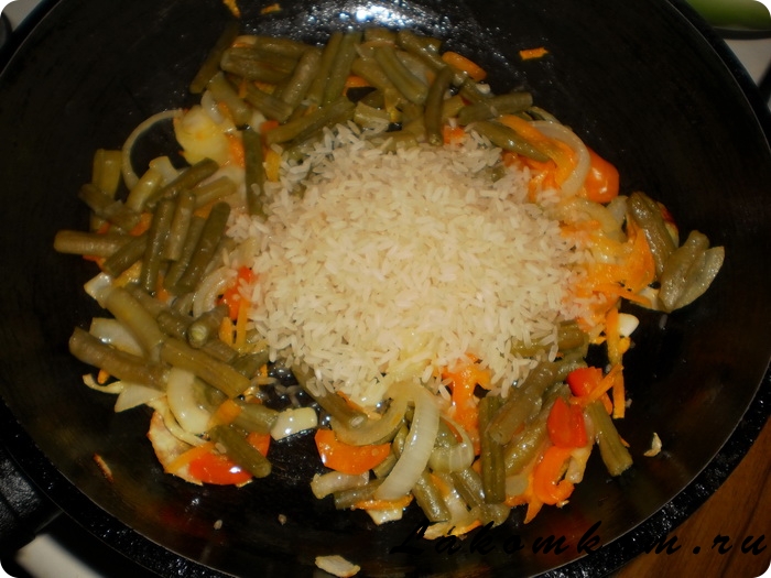 Спаржевая фасоль с рисом и овощами