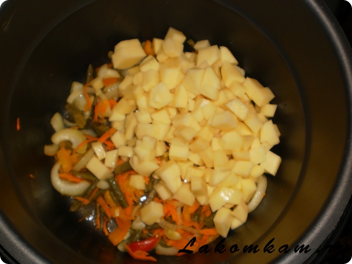 Картошка со спаржевой фасолью и овощами