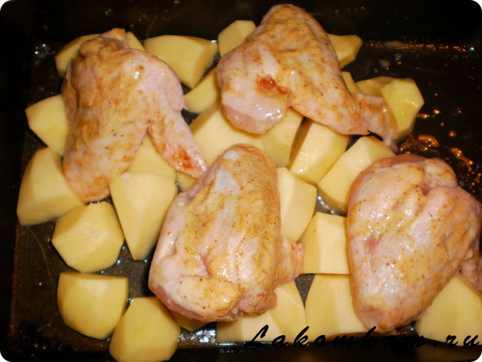 Запечённые куриные крылышки в горчичном маринаде с картошкой