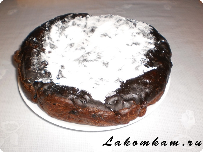 Постный шоколадный пирог с черносливом