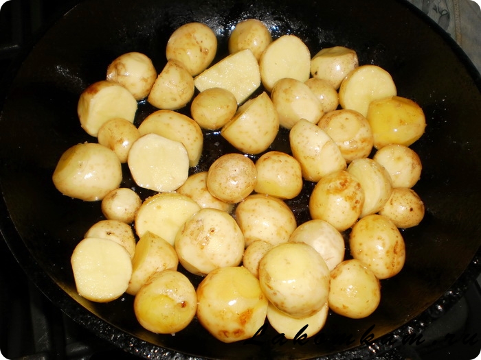 Молодой картофель с чесночными стрелами