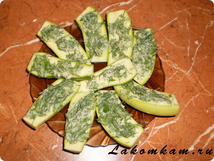 Молодые кабачки под зеленым соусом