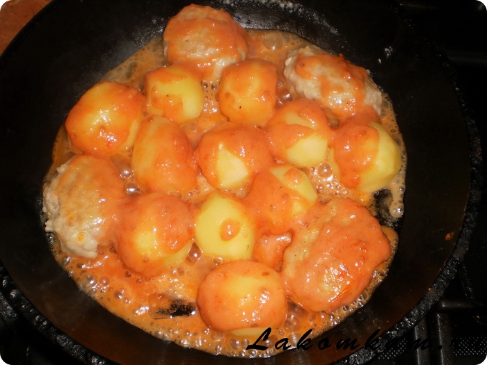 Котлеты с картошкой в томатно-сметанным соусе