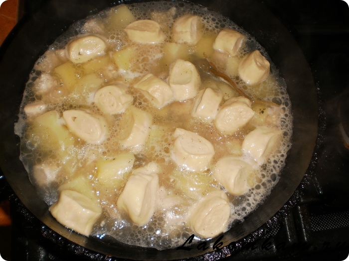 Паровые пампушки с картофелем и мясом