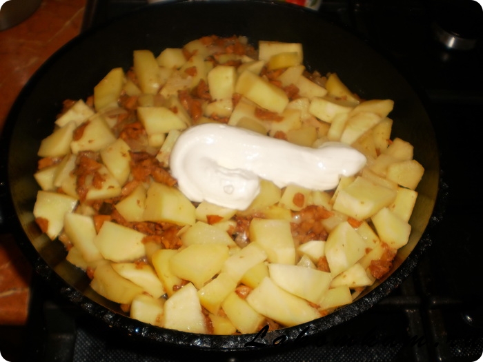 Картофель с лисичками в сметане