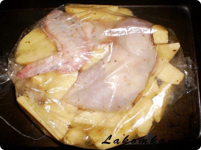 Курица запеченная с картофелем в рукаве