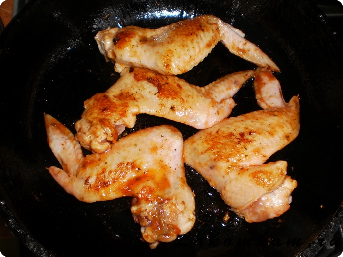 Куриные крылышки с овощами на сковороде
