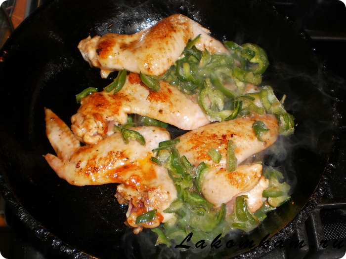 Куриные крылышки с овощами на сковороде