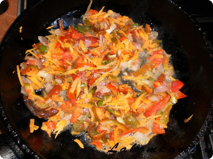 Овощное рагу с картофелем и сосисками