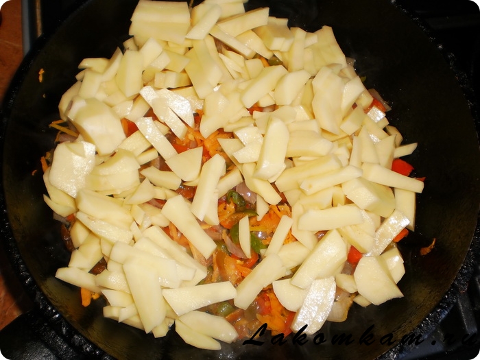 Овощное рагу с картофелем и сосисками