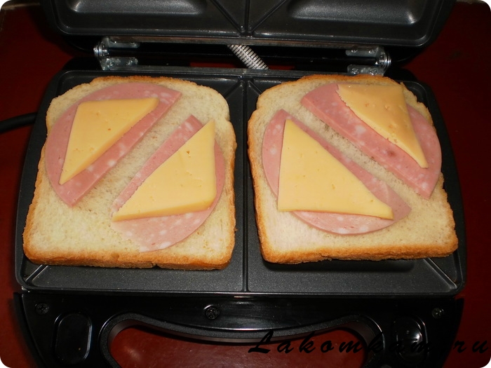 Сэндвич с колбасой и сыром в мультипекаре