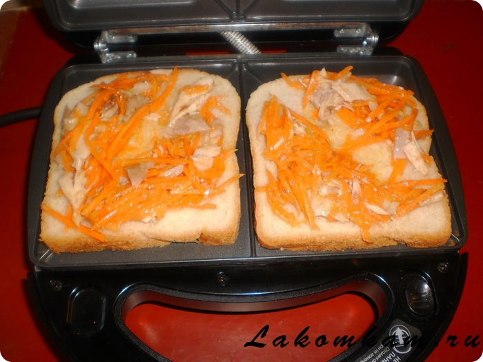 Сэндвич с курицей и морковью по-корейски в мультипекаре
