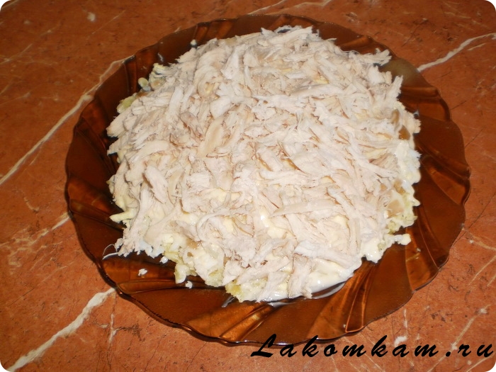 Сырный салат с курицей и белыми грибами