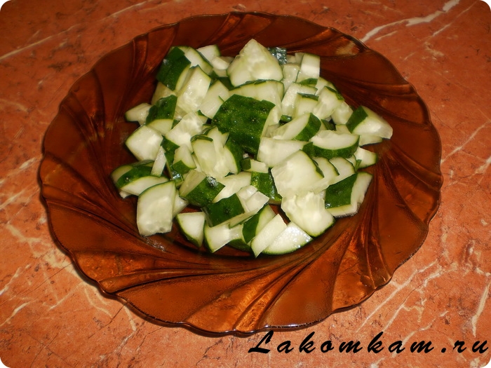 Салат из рукколы с огурцом и редисом
