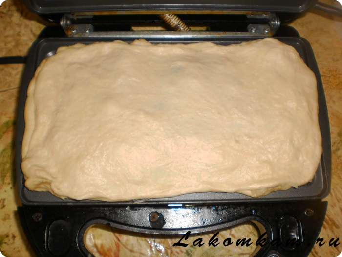 Дрожжевой пирог с картофелем, яйцом и зелёным луком