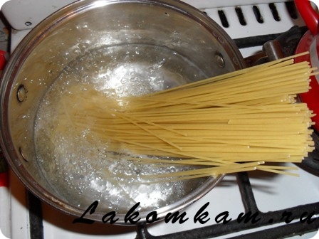 Мучное блюдо Спагетти с соусом Песто