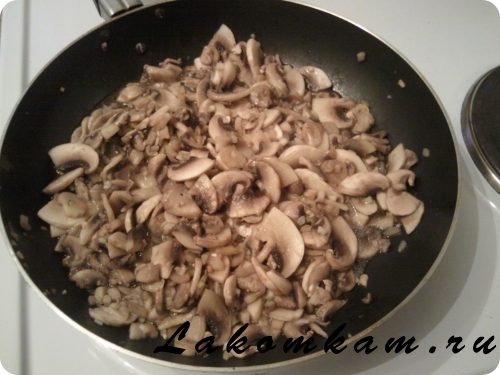 Мучное блюдо Макароны с грибами по-строгановски