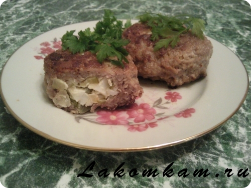 Блюдо из мяса Зразы с солеными огурцами и яйцом