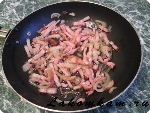 фасоль с беконом и чесноком