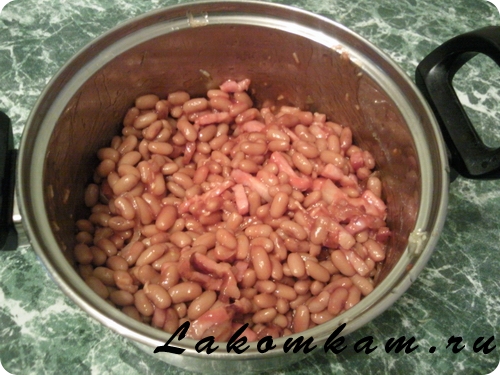 фасоль с беконом и чесноком