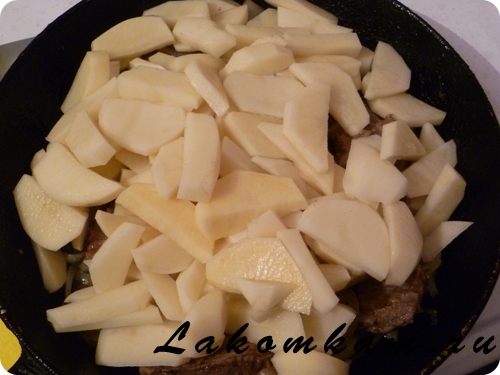 Блюдо из мяса Жареный картофель с ребрышками