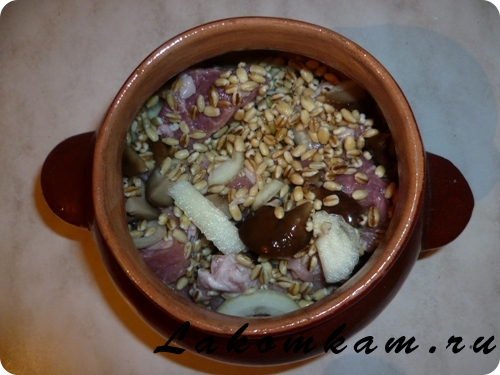 Блюдо из круп Перловка с мясом и грибами