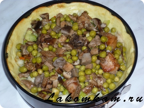 Блюдо из мяса Мясо с овощами в картофельной тарелке