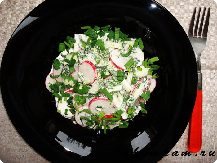 Салат из огурцов со сметаной