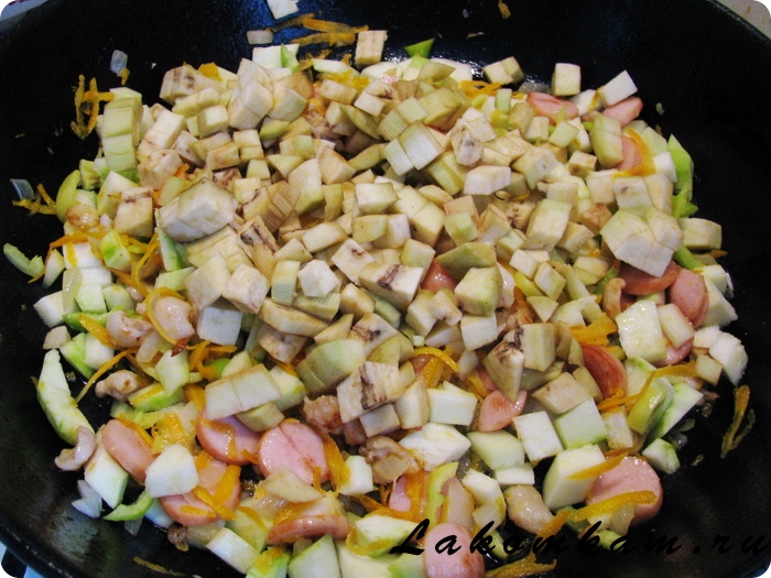 Суп с сосисками и овощами на курином бульоне