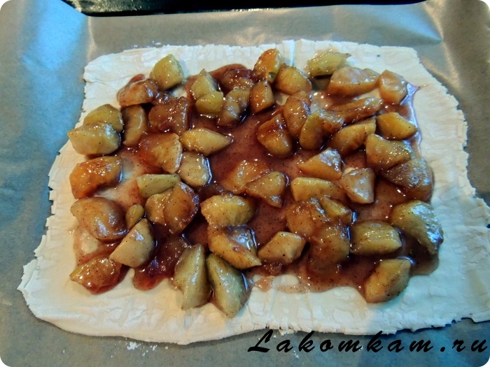 Пирог из слоеного теста с карамелизироваными яблоками