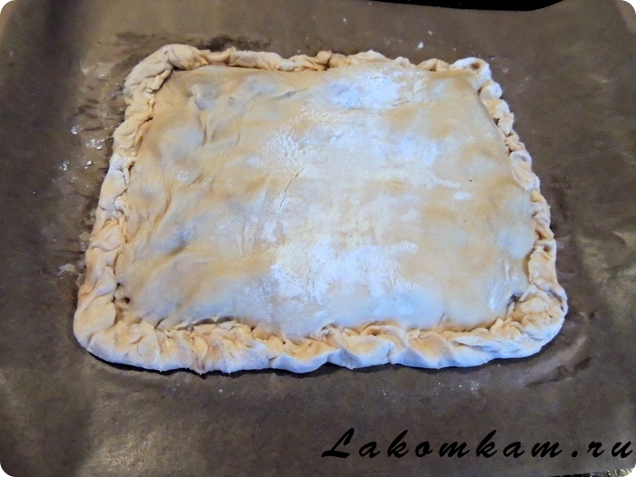 Пирог из слоеного теста с карамелизироваными яблоками